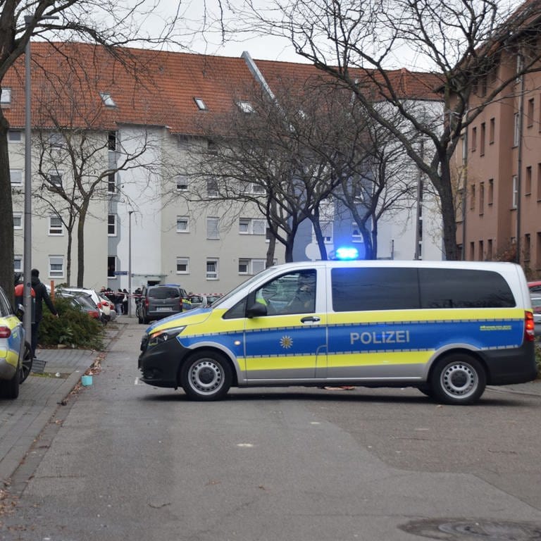 Einsatzkräfte der Polizei sichern den Tatort. Ein mit einem Messer bewaffneter Mann ist in Mannheim von der Polizei erschossen worden.