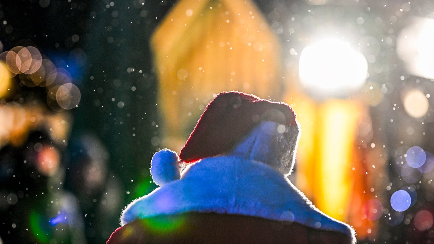 Ein Weihnachtsmann auf dem Weihnachtsmarkt. (Foto: dpa Bildfunk, picture alliance/dpa | Jens Kalaene)