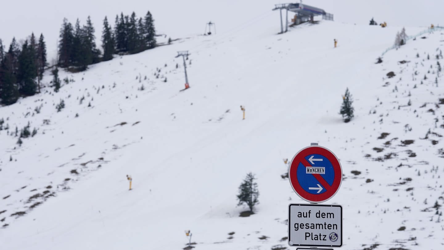 Ein Halteverbotsschild steht vor einer leeren Abfahrt des Skigebiets Sudelfeld in Oberbayern. (Foto: dpa Bildfunk, picture alliance/dpa | Uwe Lein)