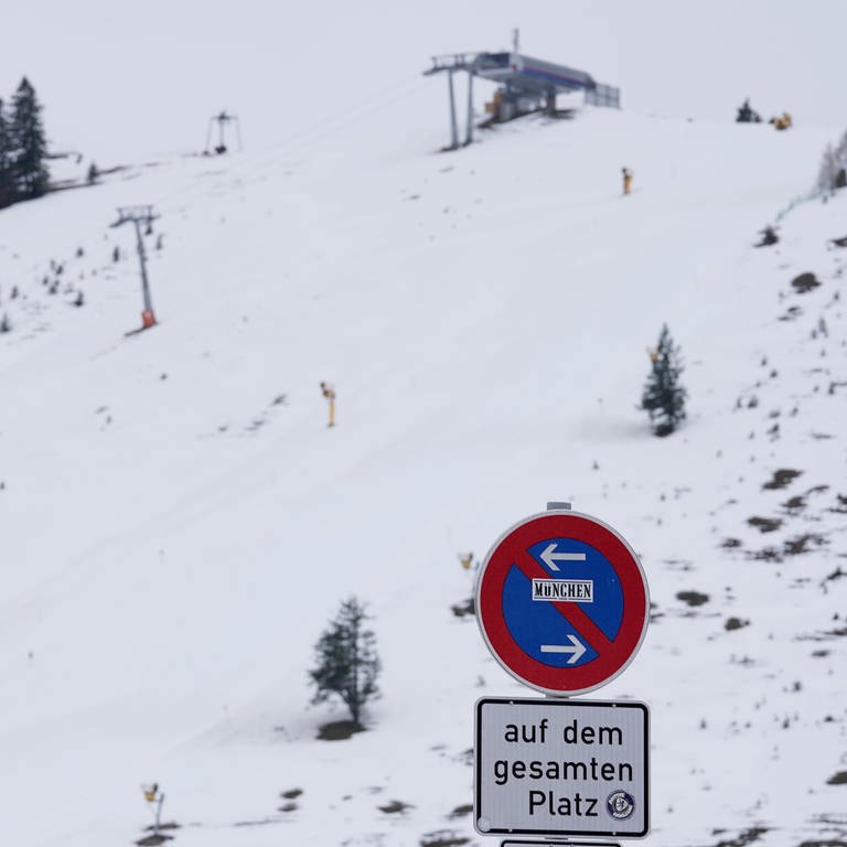 Ein Halteverbotsschild steht vor einer leeren Abfahrt des Skigebiets Sudelfeld in Oberbayern.  (Foto: dpa Bildfunk, picture alliance/dpa | Uwe Lein)