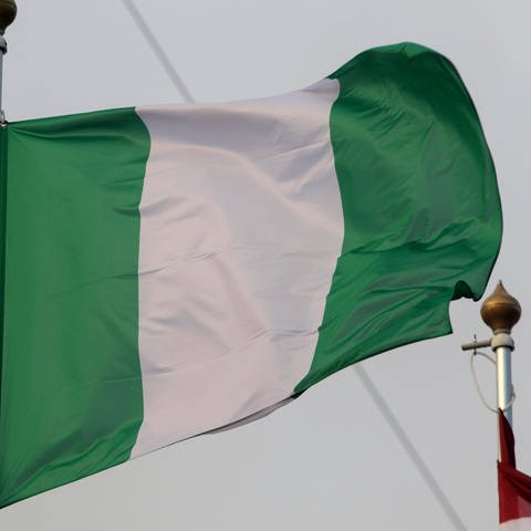 Nigerianische Fahne (Foto: IMAGO, IMAGO / SOPA Images)