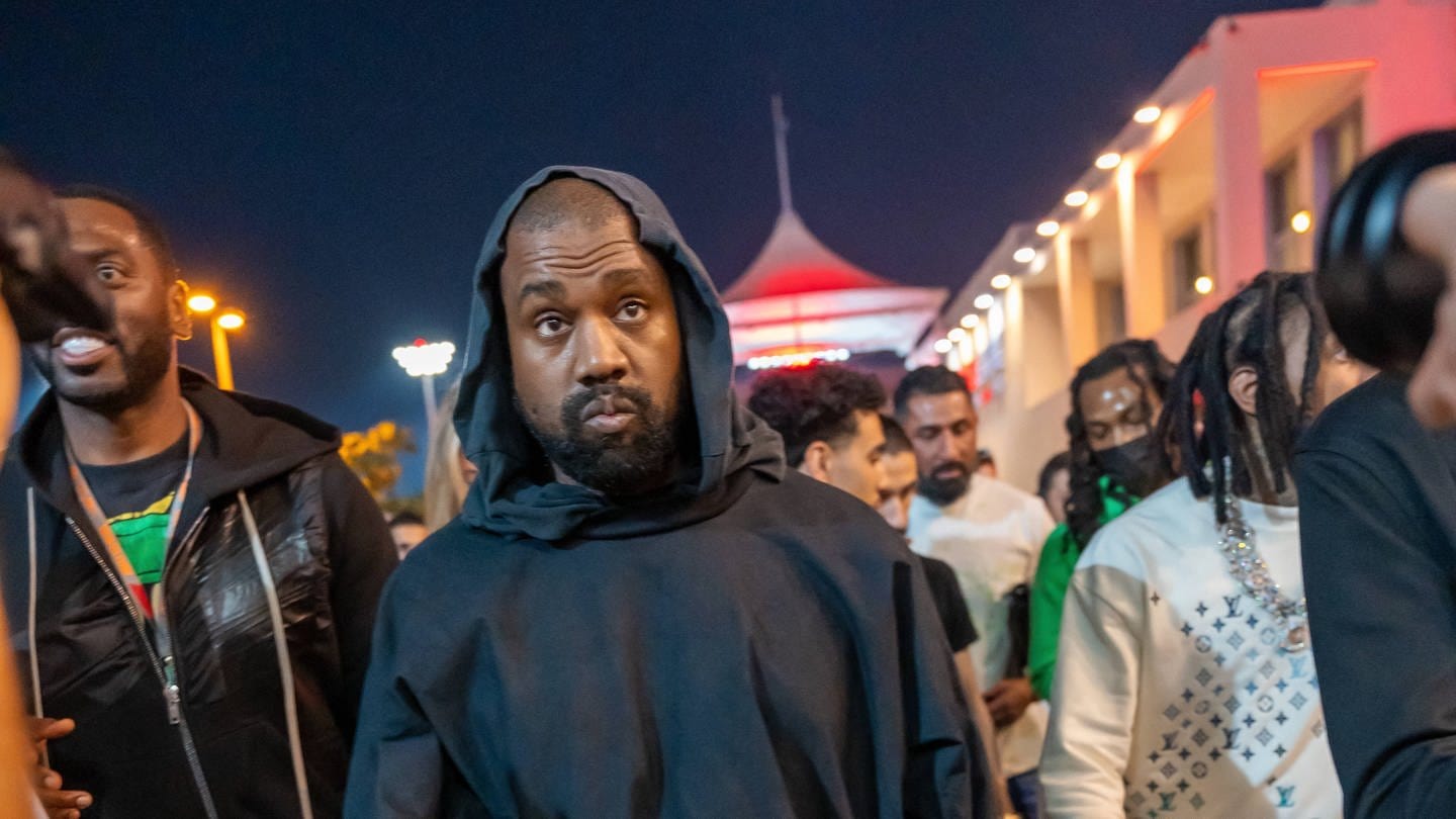 Kanye West hat sich in der Vergangenheit auf Social Media und bei Auftritten judenfeindlich geäußert. Jetzt sagt Ye auf Instagram sorry. (Foto: IMAGO, IMAGO / Bestimage)