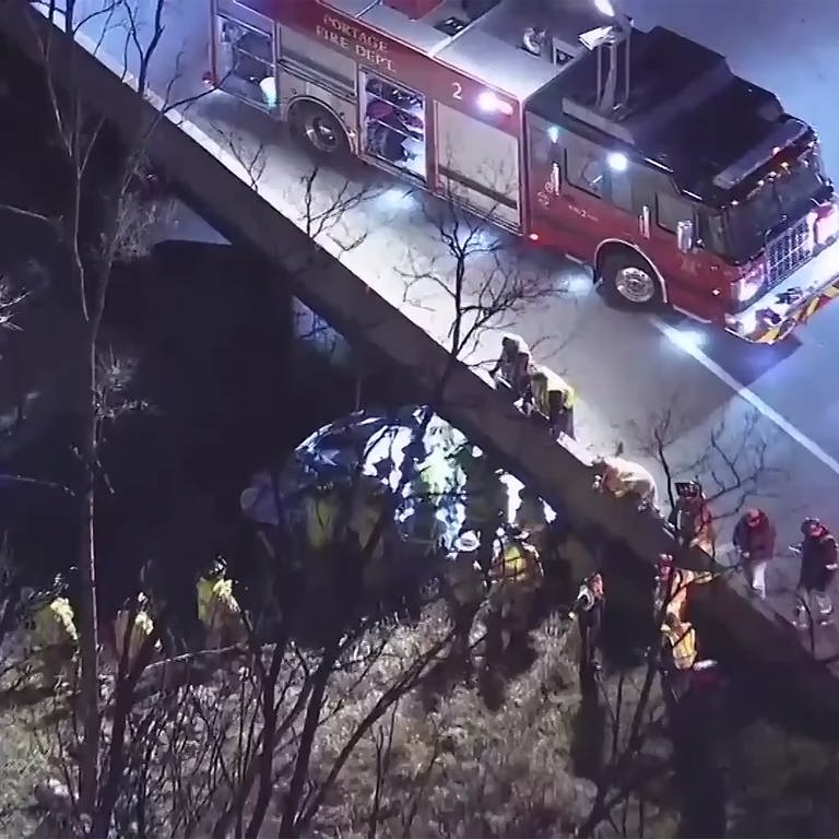 In Portage im US-Bundesstaat Indiana wurde ein Lkw-Fahrer befreit. Er steckte sechs Tage lang unter einer Brücke fest.