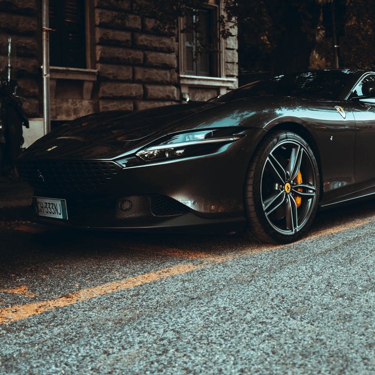 (Symbolbild) Eine Aufnahme von einem Ferrari Roma. (Foto: IMAGO, Pond5 Images (Symbolbild))