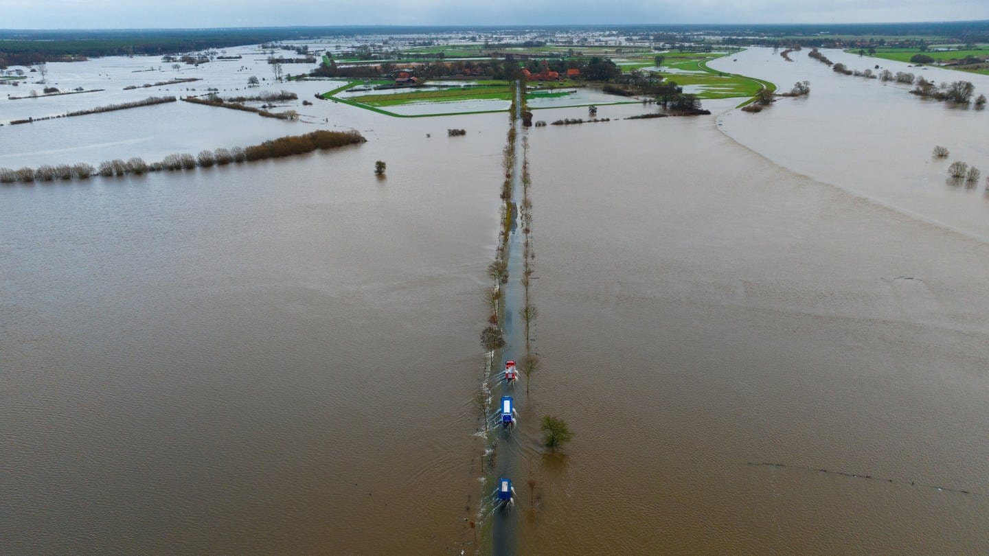 Hochwasser in Niedersachsen: Jetzt soll die Bundeswehr helfen die durchweichten Deiche zu sichern (Foto: dpa Bildfunk, picture alliance/dpa | Philipp Schulze)
