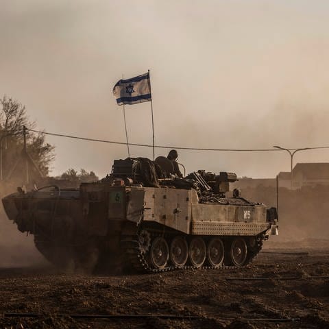 Ein israelischer Panzer fährt in der Nähe der Grenze zwischen Israel und Gaza (Archivbild: 01.12.2023)