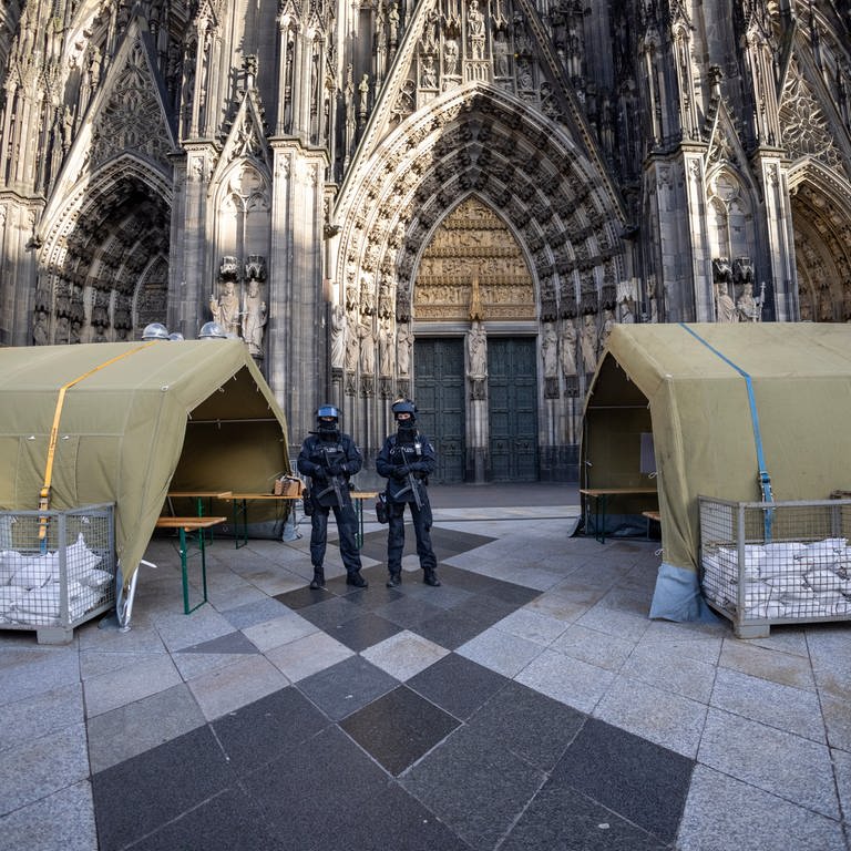 Vor dem Pontifikalamt im Kölner Dom zum Jahresabschluss mit Kardinal Woelki wird das Domumfeld von Einsatzkräften der Polizei mit Maschinenpistolen stark bewacht.