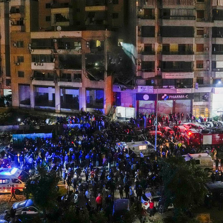 Menschen suchen nach einer schweren Explosion nach Überlebenden. In der libanesischen Hauptstadt Beirut hat sich am Dienstagabend eine Explosion ereignet.
