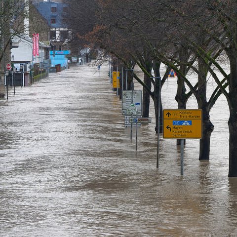 Die Bundesstraße 49 in Cochem ist vom Hochwasser überflutet. (Foto: dpa Bildfunk, picture alliance/dpa | Thomas Frey)