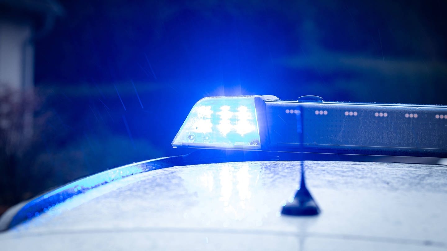 Zu sehen ist das Blaulicht eines Polizeifahrzeuges. (Foto: IMAGO, IMAGO / Fotostand)