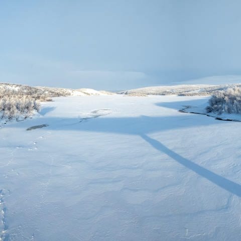 River Mohkkenjavvi, Kautokeino, Norway, Der Fluss Mohkkenjavvi fliesst bei Kautokeino, eine Kommune in der Provinz Troms og Finnmark in Norwegen., Der Fluss Mohkkenjavvi fliesst bei Kautokeino, eine Kommune in der Provinz Troms og Finnmark in Norwegen., 