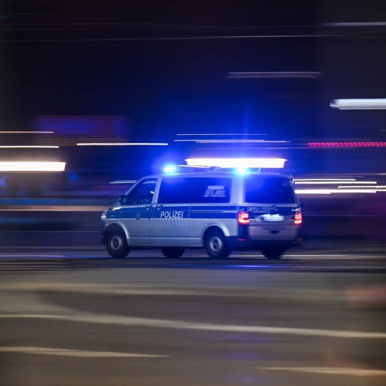 Am Donnerstagabend wurde am Stadtrand von Ludwigsburg ein Geldtransporter überfallen. Die Täter sind laut Polizei flüchtig.