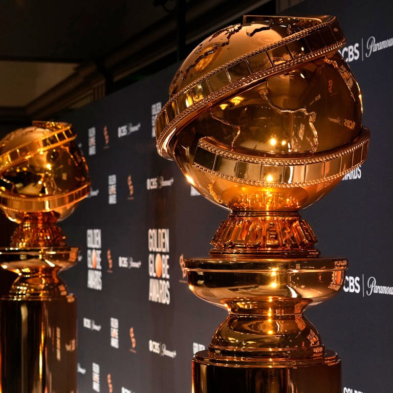 Repliken der Golden-Globe-Trophäe: "Oppenheimer" hat bei der Preisverleihung in LA abgeräumt
