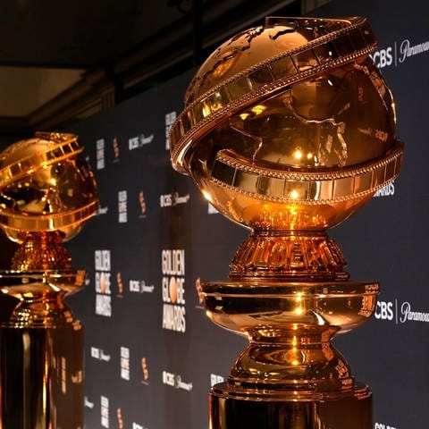 Repliken der Golden-Globe-Trophäe: "Oppenheimer" hat bei der Preisverleihung in LA abgeräumt (Foto: dpa Bildfunk, picture alliance/dpa/Invision/AP | Chris Pizzello)