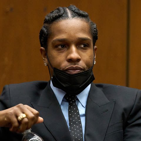 A$AP Rocky trinkt Wasser während einer Anhörung vor Gericht.