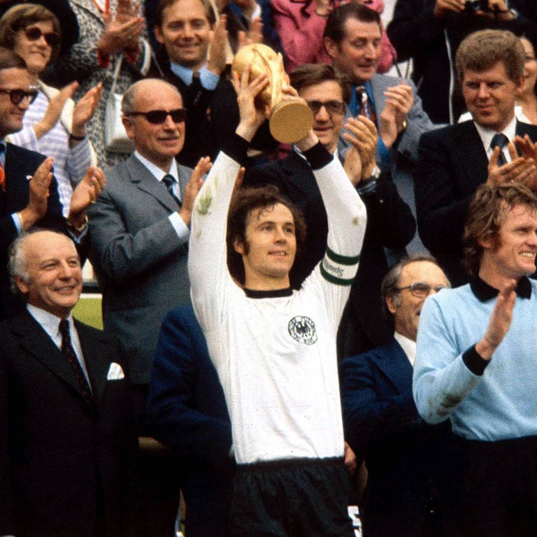 Archivbild WM 1974 - Franz Beckenbauer mit WM-Pokal