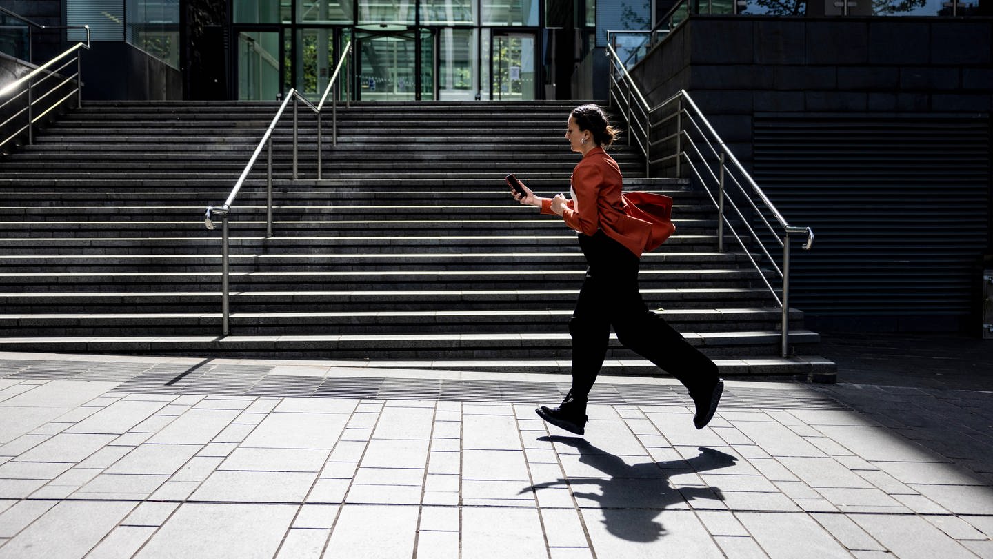 Frau läuft mit Handy in der Hand (Foto: IMAGO, Symbolbild IMAGO / Westend61)