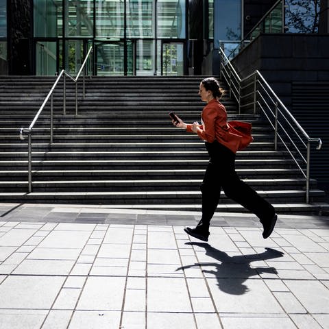 Frau läuft mit Handy in der Hand (Foto: IMAGO, Symbolbild IMAGO / Westend61)