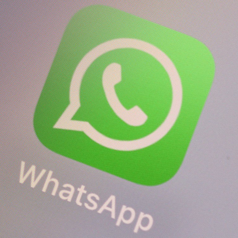 Auf einem iPhone Display wird ein WhatsApp-Logo angezeigt. Es soll bald ein neues Update für WhatsApp geben. (Foto: IMAGO, IMAGO / Rene Traut)