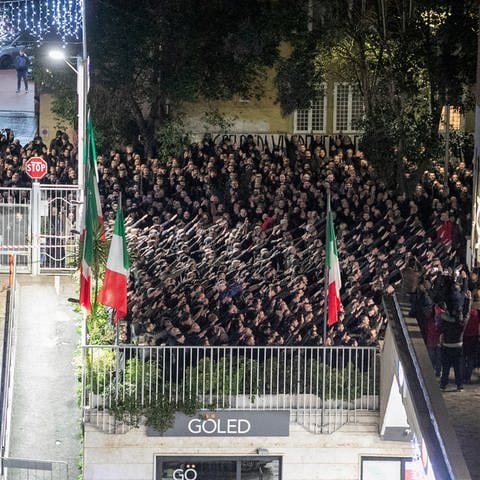 Versammlung von Neofaschisten in Rom (Foto: dpa Bildfunk, picture alliance/dpa/LaPresse/AP | Francesco Benvenuti)
