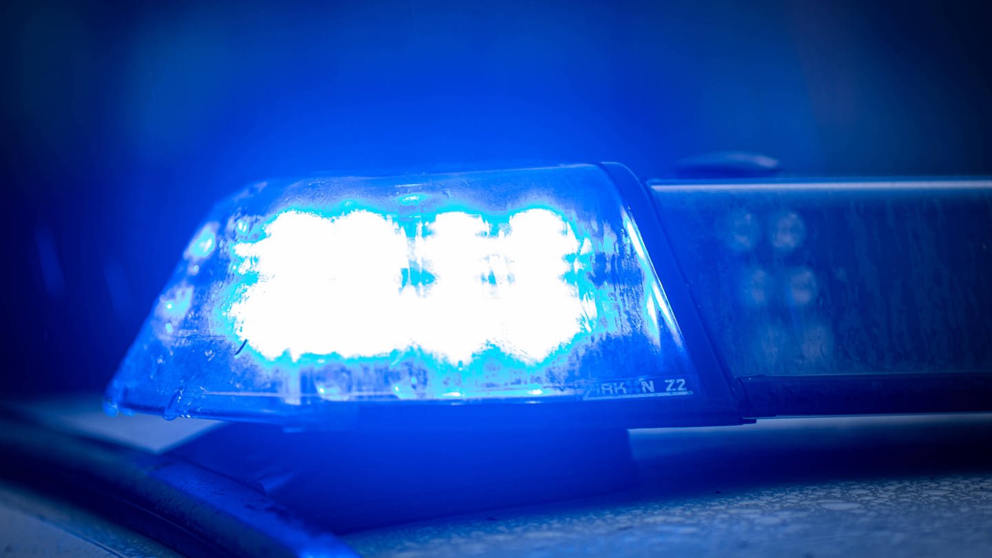 Ein Blaulicht. Polizeieinsatz wegen einem betrunkenem LKW-Fahrer (Foto: IMAGO, IMAGO / Fotostand)