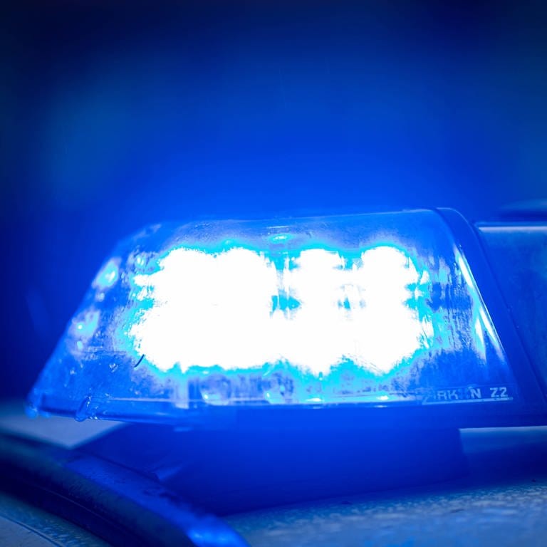 Ein Blaulicht. Polizeieinsatz wegen einem betrunkenem LKW-Fahrer