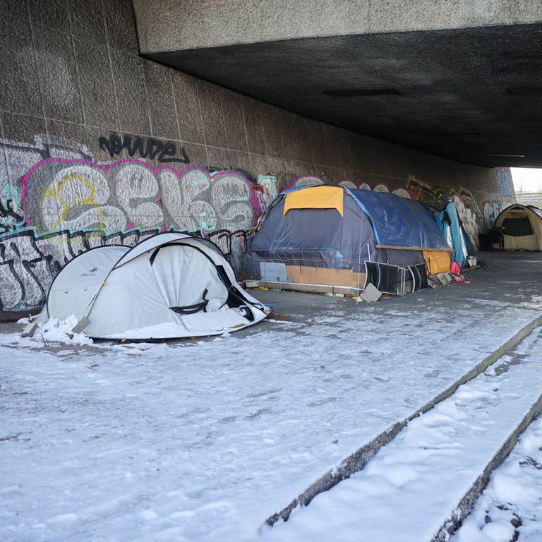 Zelte stehen unter einer Brücke im Schnee. So kannst du Obdachlosen helfen! (Foto: dpa Bildfunk, picture alliance/dpa | Christian Charisius)