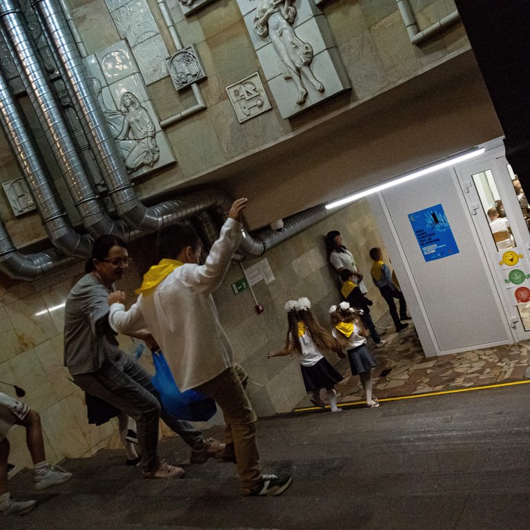 Viele Schüler werden aktuell in der U-Bahn von Charkiw unterrichtet. Bald will die Stadt eine unterirdische Schule eröffnen. (Foto: dpa Bildfunk, picture alliance/dpa/ZUMA Press Wire | Madeleine Kelly)