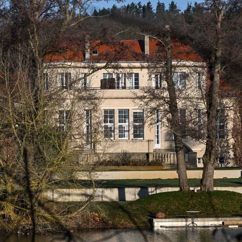 Blick auf ein Gästehaus in Potsdam, in dem AfD-Politiker nach einem Bericht des Medienhauses Correctiv im November an einem Treffen teilgenommen haben sollen. (Foto: dpa Bildfunk, picture alliance/dpa | Jens Kalaene)