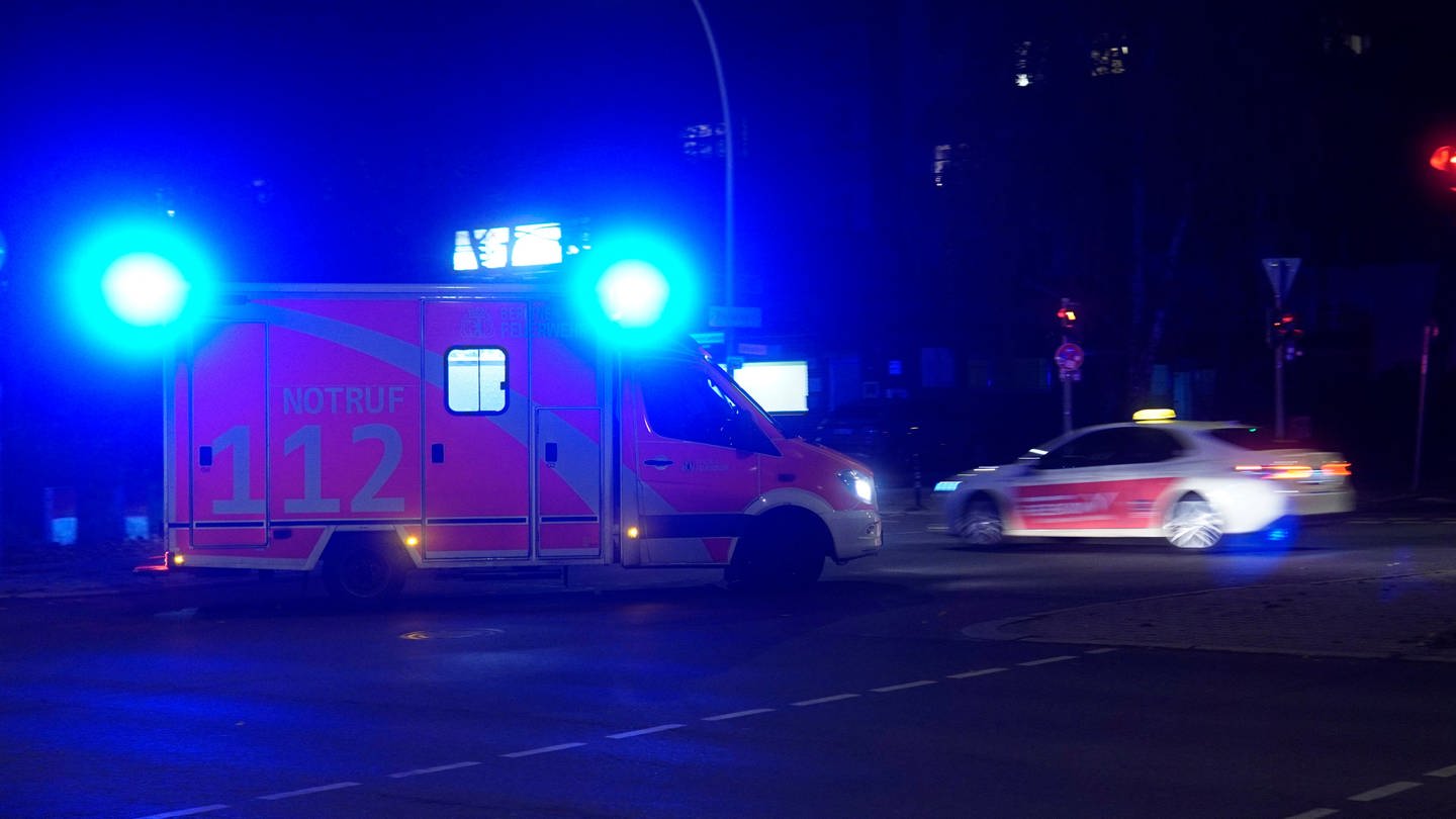 Krankenwagen mit Blaulicht in der Nacht: In Hamm hat es eine Massenschlägerei wegen Streit auf TikTok gegeben. (Foto: dpa Bildfunk, IMAGO / Future Image)