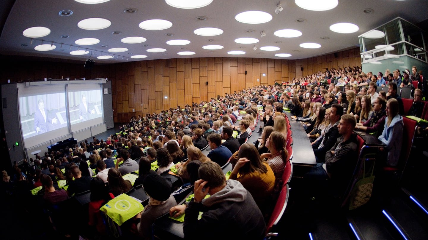 Studenten sitzen bei der Erstsemesterbegrüßung im Audimax in der Leibniz Universität. (Foto: dpa Bildfunk, picture alliance/dpa | Julian Stratenschulte)