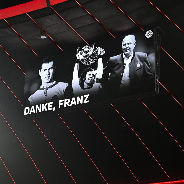 Fußball: Bundesliga, Bayern München - TSG 1899 Hoffenheim, 17. Spieltag in der Allianz Arena, die Anzeigetafel im Stadion zeigt Fotos des verstorbenen Franz Beckenbauer mit den Worten «Danke, Franz» vor dem Spiel.