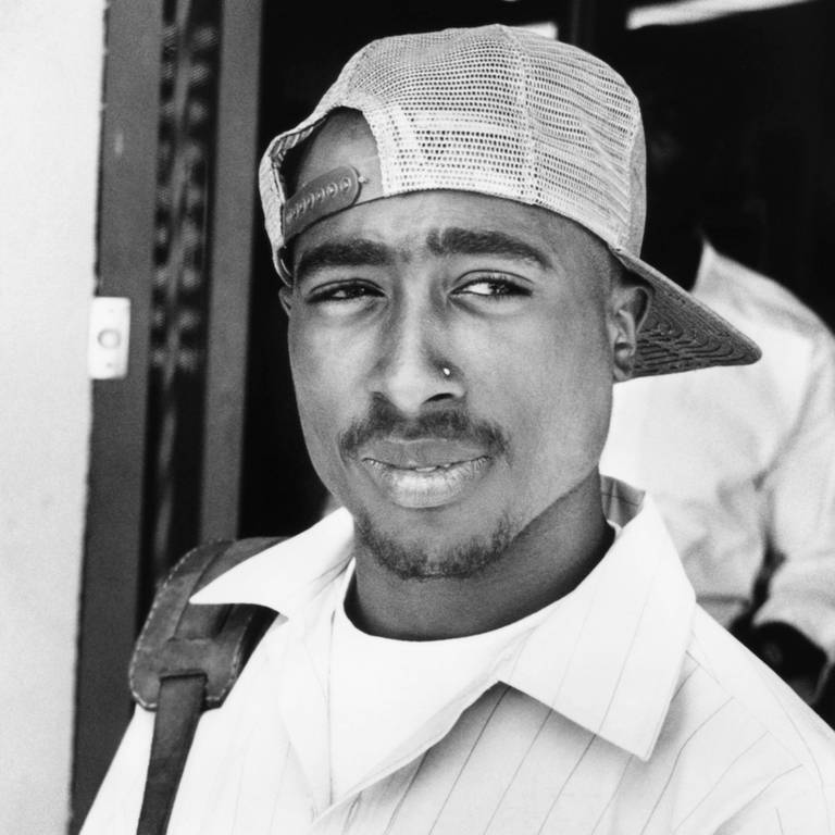 Rapper Tupac Shakur in schwarz-weiß. Das Bild ist von 1993. (Foto: IMAGO, IMAGO / Everett Collection)