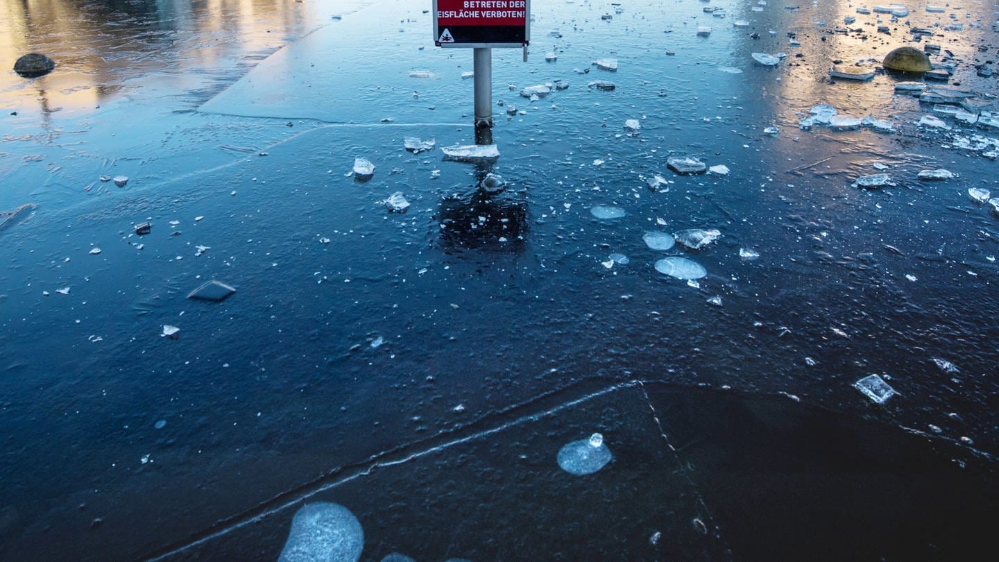 Auf einem See liegt eine Eisschicht. In Fürth sind zwei junge Mädchen auf einem Weiher ins Eis eingebrochen. Ein junger Mann hat sie gerettet. (Foto: dpa Bildfunk, picture alliance / Bernd Thissen/dpa | Bernd Thissen)