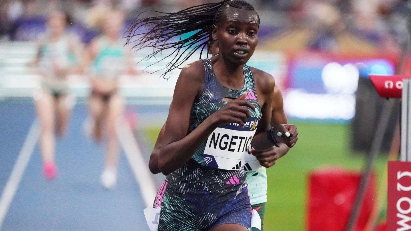 Die Kenianerin Agnes Ngetich hat bei einem Rennen in Valencia einen Weltrekord aufgestellt. Auf dem Bild läuft sie beim Wanda Diamond League Meeting in Paris. (Foto: IMAGO, IMAGO / Chai v.d. Laage)