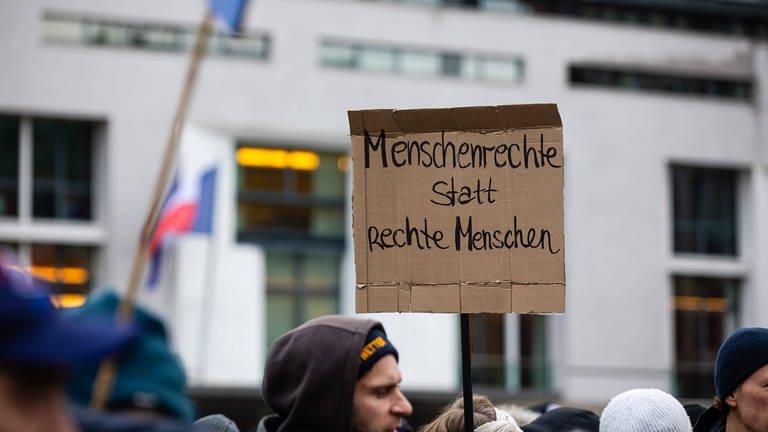 Menschen mit Schildern bei einer Demo gegen Rechts auf dem Pariser Platz am Brandenburger Tor. (Foto: IMAGO, IMAGO / Manngold)