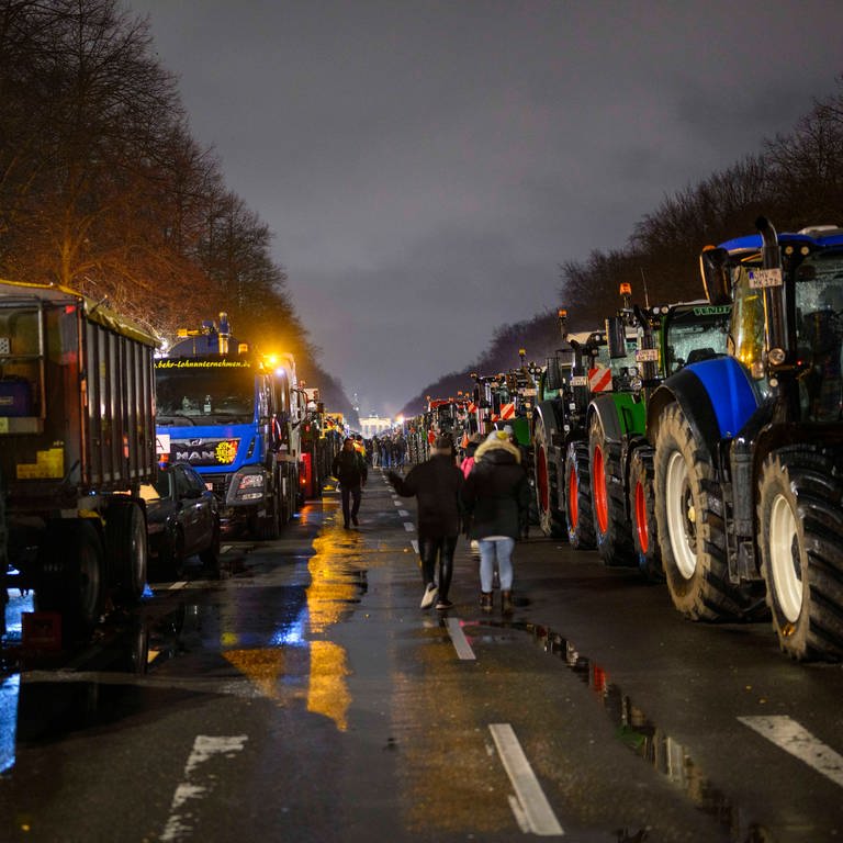 Traktoren in Berlin entland der Straße des 17. Juni: Bauern protestieren gegen Agrarpolitik der Regierung.