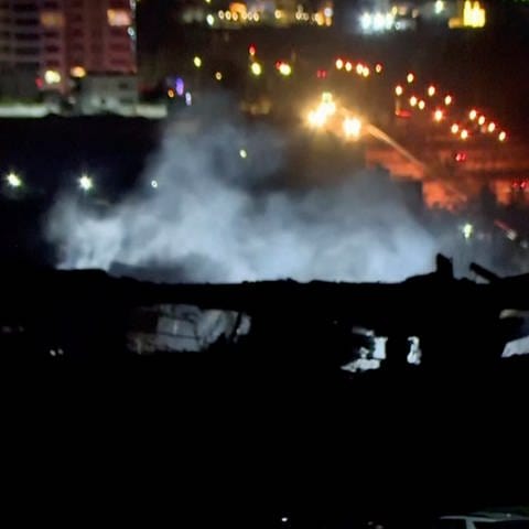 Dieses Bild aus einem von Rudaw TV zur Verfügung gestellten Video zeigt Rauch, der von einem Gebäude aufsteigt, das von einem Angriff getroffen wurde.