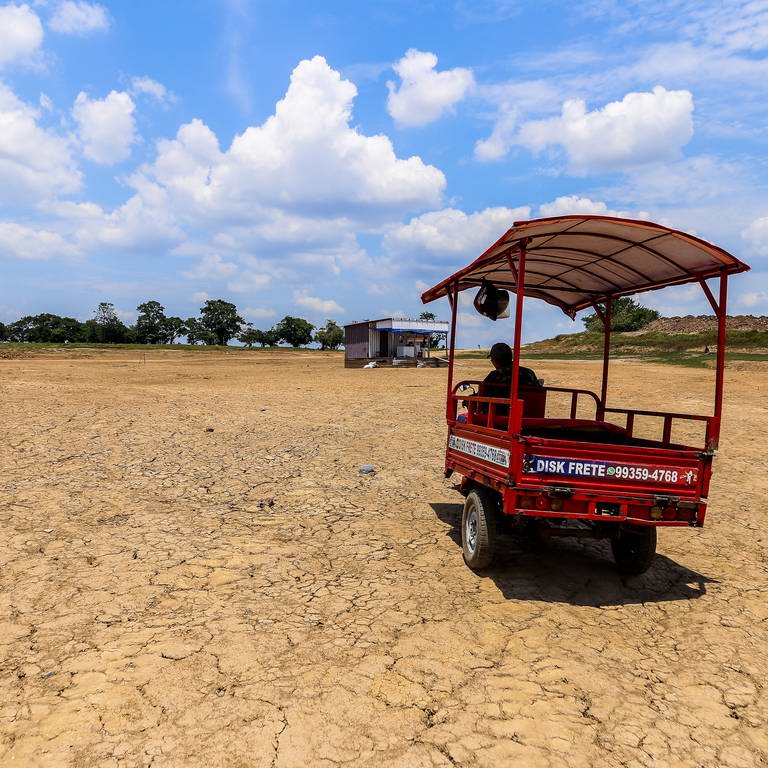 Ein kleiner Wagen fährt über eine Fläche, wo früher die Laguna Lagoa da Francesa war. - Laut einer neuen Studie  Bis zum Jahr 2050 könnten wegen des Klimawandels weltweit bis zu 14,5 Millionen Menschen sterben.  (Foto: dpa Bildfunk, picture alliance/dpa | Aguilar Abecassis)