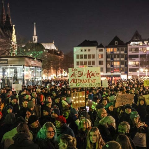 Demonstranten stehen auf dem Heumarkt. Zahlreiche Menschen sind zu einer Demonstration des "Bündnisses gegen Rassismus" in Köln zusammengekommen .
