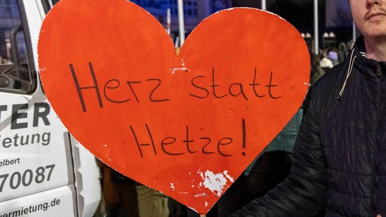 Schild mit Schrift: "Herz statt Hetze" auf Demo gegen Rechts  AfD