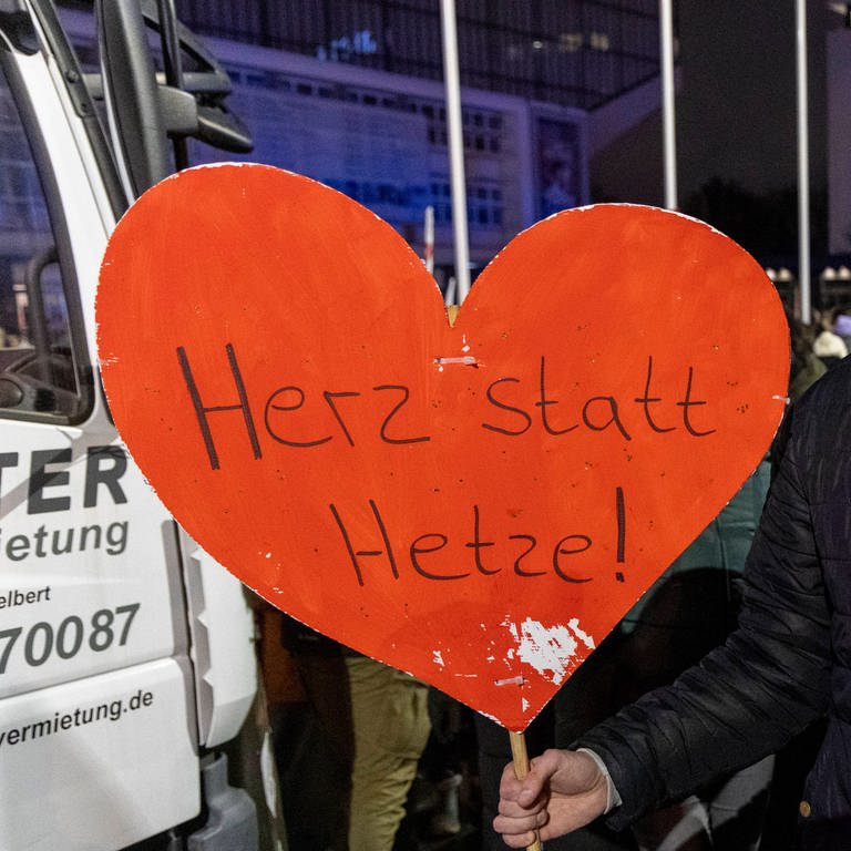Schild mit Schrift: "Herz statt Hetze" auf Demo gegen Rechts  AfD