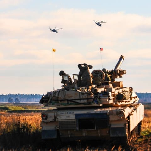 Soldaten der von der Nato verstärkten «Forward Presence Battle Group Poland», die operativ von der 1st Infantry Division (1 ID) geführt werden, beobachten zwei polnische Hubschrauber, die während einer Bull Run-Übung, über sie hinwegfliegen.