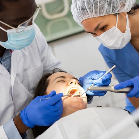 Frau bei Zahnarztbehandlung (Foto: IMAGO, Symbolbild IMAGO / Pond5 Images)
