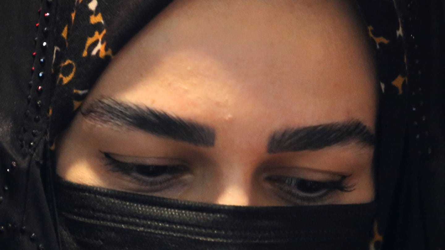 Iran: Eine Frau in Teheran, die ihren Hijab trägt. (Foto: IMAGO, IMAGO / ZUMA Wire)