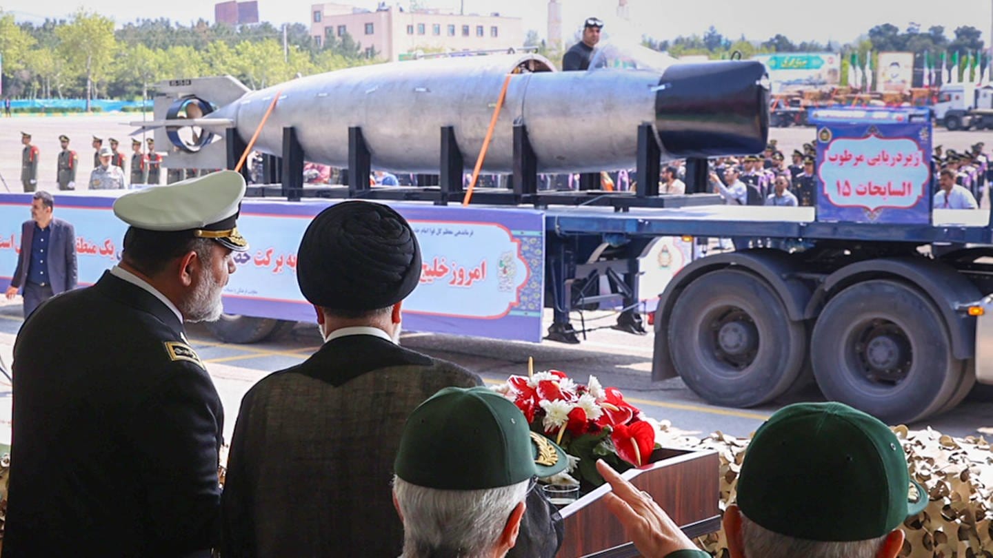 Raketen und Drohnen bei einer Parade im Iran: USA und Großbritannien verhängen neue Sanktionen gegen den Iran. (Foto: IMAGO, IMAGO / ZUMA Wire)