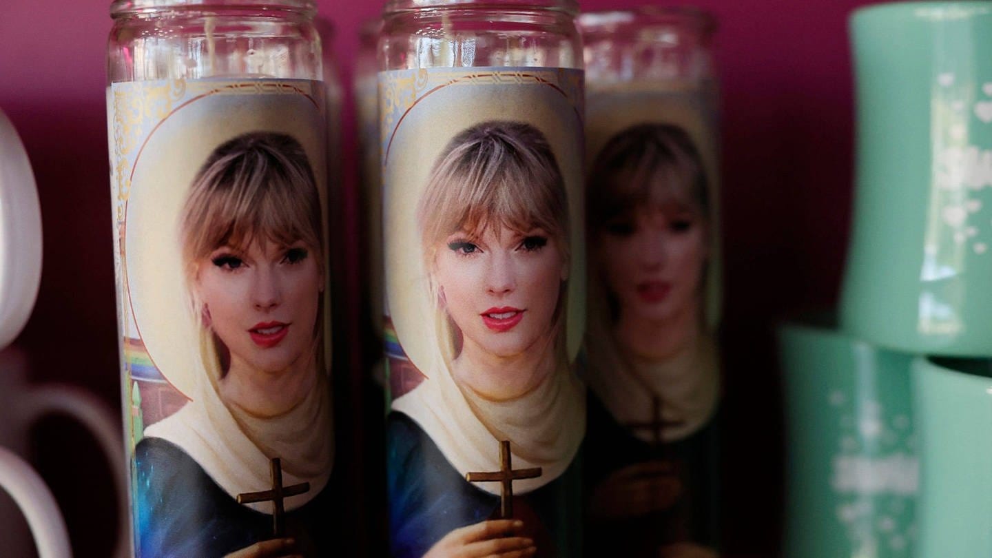 Kerzen mit dem Bld von Taylor Swift: In Heidelberg sind die Gottesdienste zur US-Sängerin ausgebucht. (Foto: IMAGO, IMAGO / USA TODAY Network)