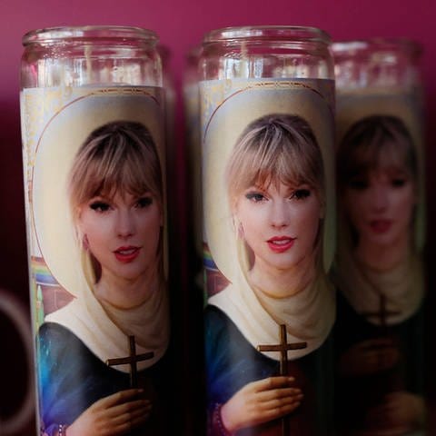 Kerzen mit dem Bld von Taylor Swift: In Heidelberg sind die Gottesdienste zur US-Sängerin ausgebucht.  (Foto: IMAGO, IMAGO / USA TODAY Network)