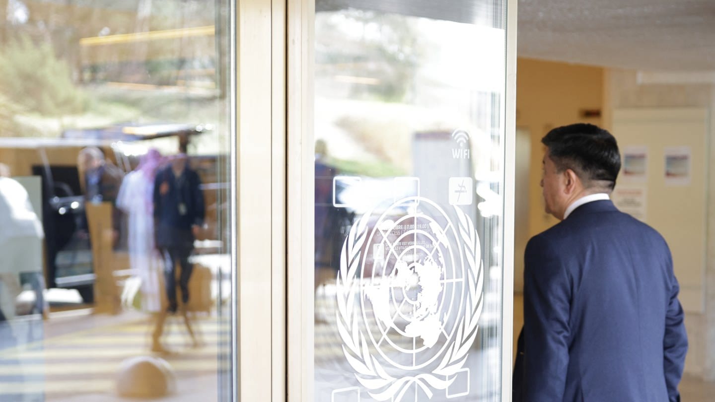Eine Person betritt das UN-Gebäude, in dem die 55. Sitzung des Menschenrechtsrats der Vereinten Nationen stattfindet. Im Mittelpunkt des Auftakts der Frühjahrssitzung stehen Kriege, Konflikte und Spannungen. (Foto: dpa Bildfunk, picture alliance/dpa | Hannes P Albert)