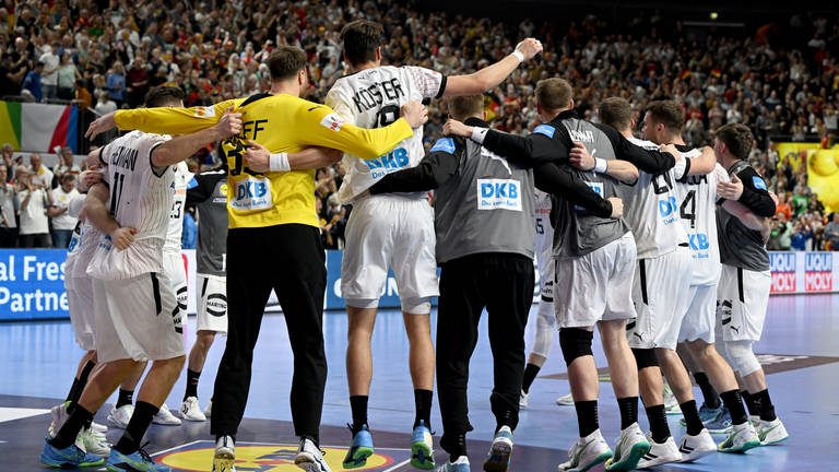 Handball: EM, Deutschland - Ungarn, Hauptrunde, Gruppe 1, 3. Spieltag, Lanxess Arena. Deutschlands Spieler jubeln nach dem Sieg.